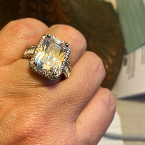Radiant Silver Ring with Clear Gemstone - Picture 3 of 9